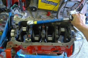 Dra ramlageröverfallen lite i taget och kolla hela tiden så att vevaxeln inte blir stum (på bilden: Volvo B18)