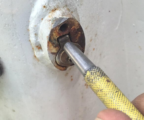 Borra ur styrlås på moped