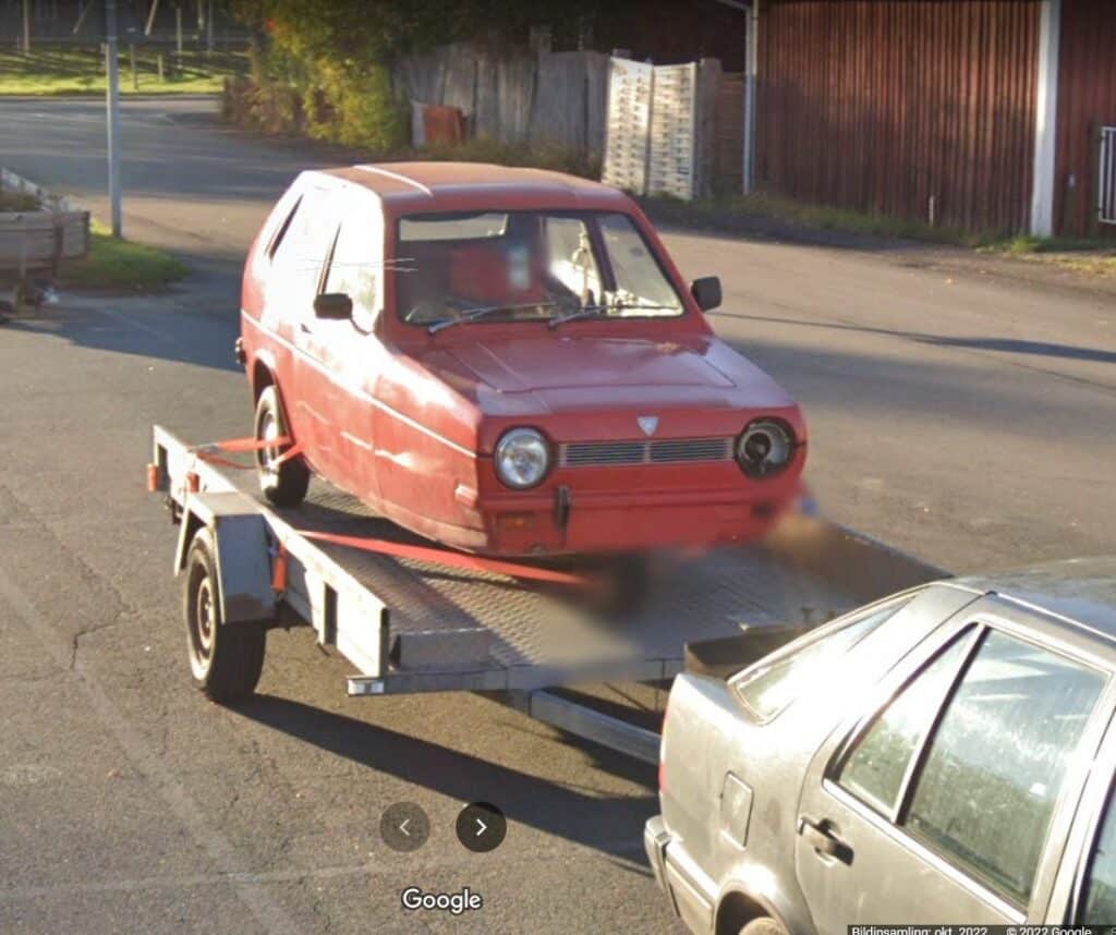 Föraren av Googlebilen körde ett varv runt projektbilen Grisen i säcken. Men istället för att sudda nummerskylten suddades framhjulet.