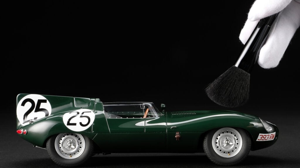 Modell i skala 1:18 av den Jaguar D-Type som vann 12-timmarsloppet i Reims 1956. Foto: Amalgam Collection