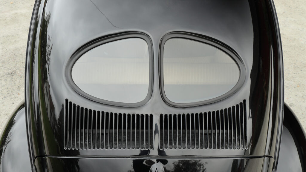 Bullig karossform och ett fattigt Europa ledde till delade plana bakrutor som dessa. I Tyskland kallas en sådan här tidig Bubbla för Brezelkäfer eftersom en del tycker att ramen runt bakrutorna liknar en salt brödkringla, en brezel.