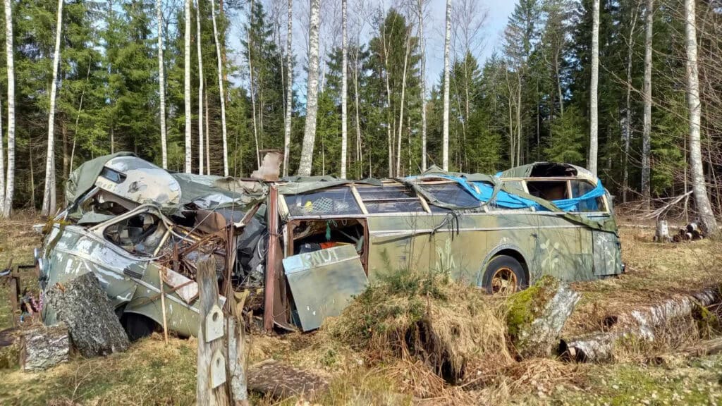 Skogsvrak i form av en Volvobuss. Foto: Maud Skagerman