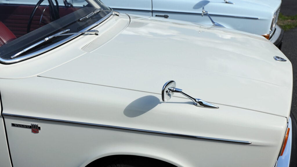 Utvändiga backspeglar var ännu tillval 1967 och av någon anledning sattes de då på framskärmarna. Sikten bakåt via dem är inte stor och när backspeglar blev standardutrustning ett par år senare blev de dörrmonterade.
Foto: Hans Jartoft