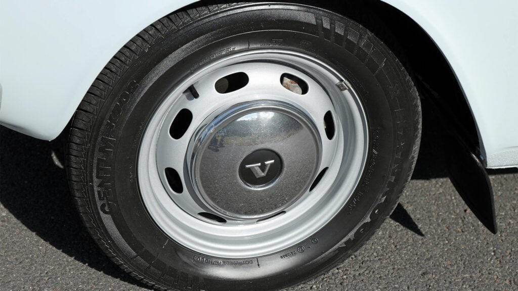 Pressad och lackad stålplåtsfälg med rostfri blankpolerad navkapsel var urtypen för ett bilhjul under många decennier på 1900-talet.
Foto: Hans Jartoft