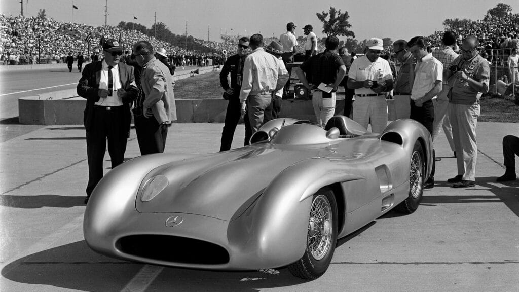 Mercedes-Benz W196 Streamliner på plats vid 1965 års upplaga av Indianapolis 500. Foto: Eric Rickman/The Enthusiast Network/Getty Images