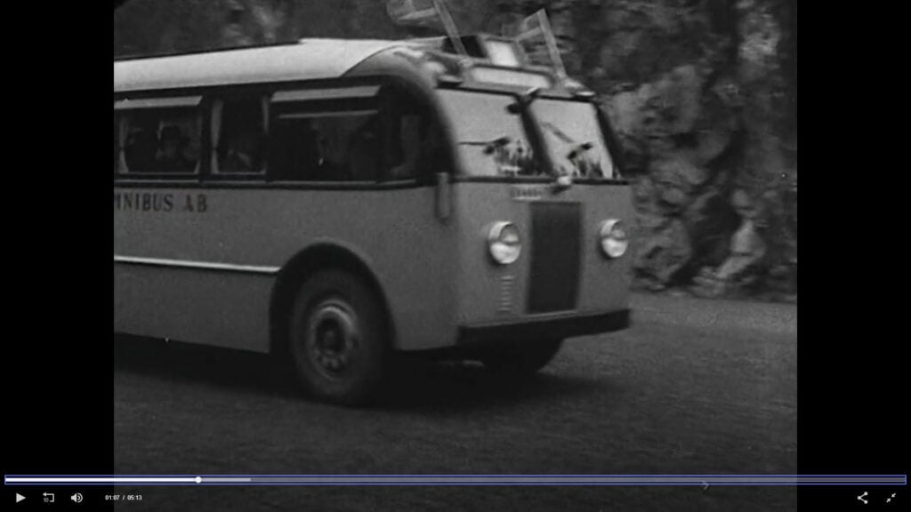 Buss på Stocksundsbron i samband med invigningen 1936.