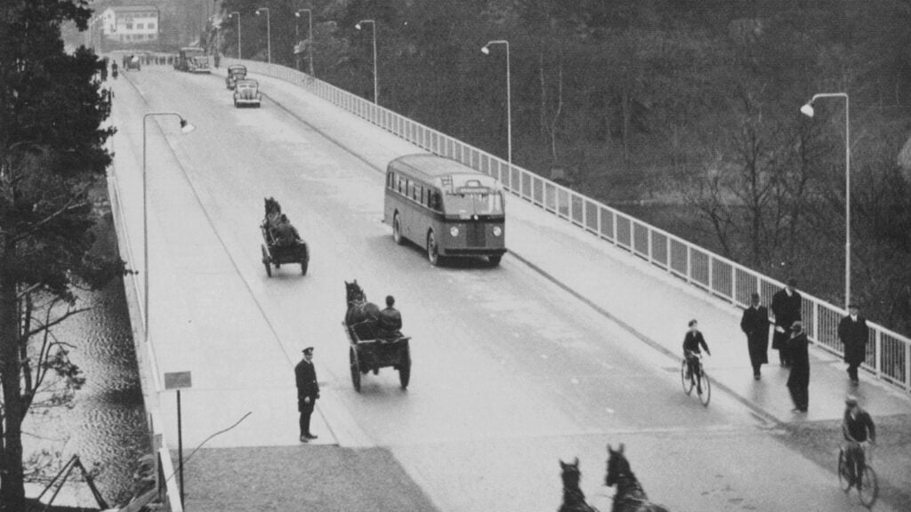 Första bussen över Stocksundsbron 1936.