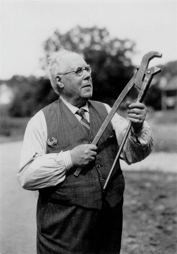 Johan Petter Johansson föddes 12 december 1853. Notera skiftnyckeln i bröstfickan.