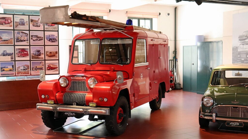 Hört talas om Austin Gipsy, konkurrenten till Land Rover? Den här bilen kom som ett chassi till Schweiz 1964 och byggdes om till brandbil. Tillverkningen av Austin Gipsy upphörde 1968 när Austin och Rover blev koncernsyskon. 
Foto: Anders Nordner