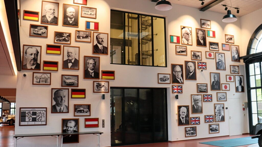 På en vägg i museet uppmärksammas legendarer som Adam Opel, Armand Peugeot, André Citroën, Gottlieb Daimler, Nicolaus Otto, Herbert Quandt, Karl Benz, Ferdinand Porsche, William Richard Morris, Maurice Wilks, William Lyons, David Brown, Herbert Austin, Michio Suzuki, Sakichi Toyoda, Iwasaki Yatarō, Enzo Ferrari, Ettore Bugatti och Henry Ford. Foto: Anders Nordner