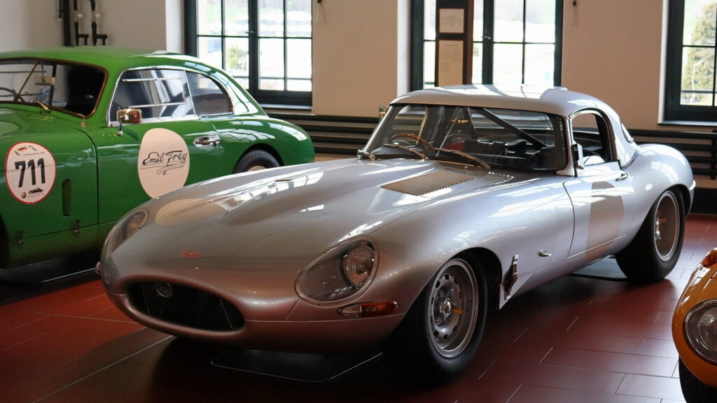 Jaguar E-Type Lightweight Coupé av 2015 års modell. Hur är det möjligt? Jo, Jaguar planerade från början att tillverka 18 exemplar av modellen, men bara tolv blev färdigställda. Först 2014 återupptog Jaguar produktionen av de återstående sex exemplaren. Den här bilen får inte framföras på allmän väg, men har tillstånd att delta vid veteranbilsrallyn.
Foto: Anders Nordner