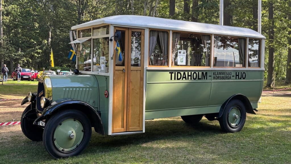 Sveriges kanske äldsta buss fortfarande i trafik. En Tidaholm från 1925. Foto: Anders Nordner