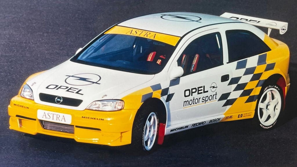 Opel Astra i racerkläder.