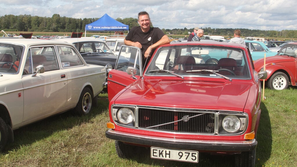 Uppskattningsvis 20 klubbar kommer att finnas på fälten. Peter Göthberg brukar stå med Svenska Volvo 140-klubben. Bilen? En Volvo 142 110, det vill säga med 110 SAE hästar från fabrik. Foto: Robert Gustavsson